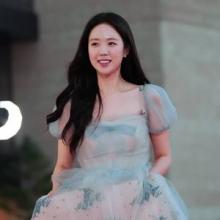 [패션엔 포토] 지예은, 드레스 자락 들고 사뿐사뿐! 설레는 시스루 벌룬 레드카펫 드레스룩
