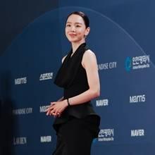 [패션엔 포토] 신혜선, 청룡의 블랙 스완! 설레는 밤 매혹적인 홀터넥 레드카펫 드레스룩