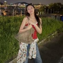 설현, 여름 밤의 낭만! 레드 민소매 톱에 플라워 셔츠 랩핑 빈티지 한강 산책룩