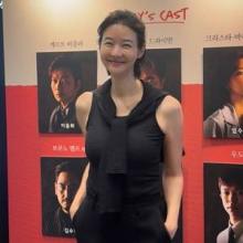 송선미, 50대의 우아함이 흐르는 볼륨미! 민소매와 와이드 팬츠의 미니멀한 나들이룩
