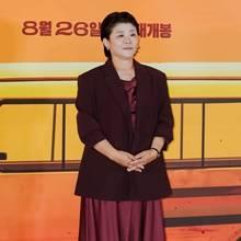 [패션엔 포토] 이정은, 믿고 보는 연기파 배우! 가을빛 나는 톤온톤 버건디 투피스룩