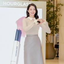 [패션엔 포토] 박규영, 여의도에 핀 은은한 러블리! 가을 향기 솔솔 시스루 블라우스 나들이룩