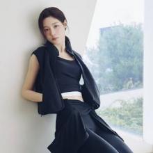 정채연, 일상복이야 피트니스룩이야? 핏이 살아나는 플레어 팬츠와 탱크톱 예쁜 애슬레저룩