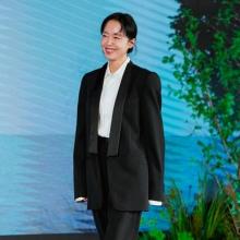 [패션엔 포토] 전도연, 어느덧 50대! 새틴 라펠이 멋진 오버핏 테일러링 매니시 블랙 슈트룩