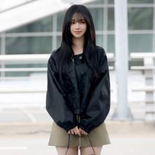 에스파 카리나, 한 뼘 성숙해진 가을룩! 블루종 재킷에 미니 스커트 싱가포르 출국