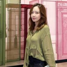 소유진, 가을 전시회에 딱! 우아한 올리브 시스루 블라우스 청초한 갤러리룩