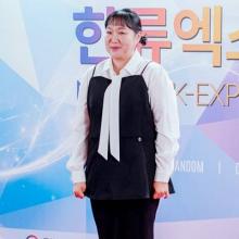 [패션엔 포토] 이수지, 유쾌한 블랙&화이트 레드카펫! 단정함에 위트 페플럼 레이어드룩