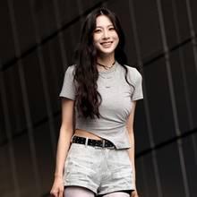 [패션엔 포토] 에이핑크 오하영, 크롭티와 숏츠 굿조합! 완벽한 비율 서울패션위크 잇걸룩