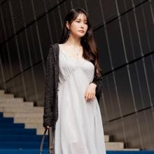 [패션엔 포토] 박규리, 화이트 슬립 롱 드레스 여신 자태! 우아미와 시크미 다 잡은 패션쇼 나들이룩