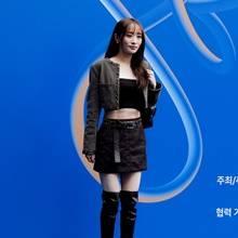 [패션엔 포토] 카라 니콜, 더 예뻐졌네 서울패션위크 빛낸 걸크러시 미니 투피스룩