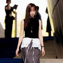 [패션엔 포토] 류혜영, ‘응팔’의 그녀! 평범한 올 블랙은 가라 허리에 셔츠 러블리 레이어드룩