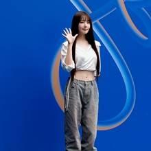 [패션엔 포토] 여자친구 예린, 복근이 놀라워! 크롭티와 청바지로 끝낸 패션위크 스타일