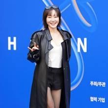 [패션엔 포토] 엄지원, 가죽 코트 휘날리며! 동안 미모 뽐낸 파워풀한 패션위크 스타일