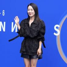 [패션엔 포토] 문정희, 50대 성숙미에 트렌드를 입었다! 레더 미니에 자카드 재킷 올 블랙 시크룩