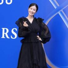 [패션엔 포토] 이태란, 사업가 사모님의 우아한 외출! 풍성한 러플 시스루 블랙 드레스룩