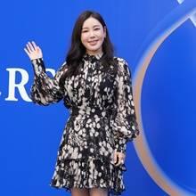 [패션엔 포토] 송가인, 섬세하고 강렬한 프린트! 서울패션위크 흔든 러플 원피스룩