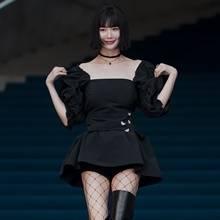 [패션엔 포토] 클라라, 풍성한 뽕소매 망사 스타킹! 은근 섹시한 미니 플레어 원피스룩