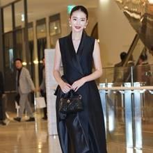 [패션엔 포토] 모델 아이린, 올림머리도 굿! 한복같은 단아한 민소매 베스트 드레스룩