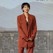 [패션엔 포토] 나나, 남자 보다 멋진 브릭 레드 슈트! 동대문이 들썩 젠더리스 슈트룩