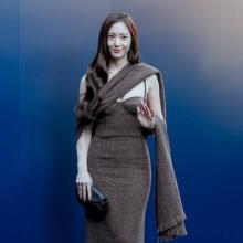 [패션엔 포토] 정수정, 한쪽 어깨 드러낸 우아한 비대칭 실루엣! 니트 드레이핑 드레스룩