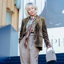 [패션엔 포토] 이혜영, 63세 왕언니의 매니시 멋! 벨벳 재킷에 스카프 타이 가을 젠더리스룩