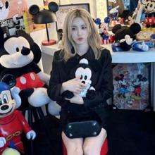 전효성, 디즈니에 푹 빠졌다! 디즈니 닮은 블링블링 올 블랙 셋업 러블리 미니룩