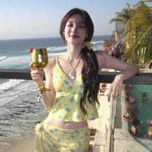 아이들 우기, 발리에서 상큼 섹시 아이콘! 노을 보다 예쁜 옐로 플라워 스윔웨어 리조트룩