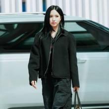 [패션엔 포토] 트와이스 미나, 이렇게 힙했나? 와이드 카고 힙 끝판왕 걸크러시 출국룩