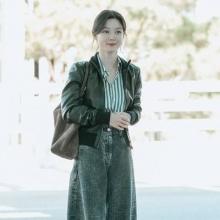 [패션엔 포토] 김유정, 청순함은 잠시 안녕! 레더 재킷에 통 큰 데님 걸크러시 출국룩 