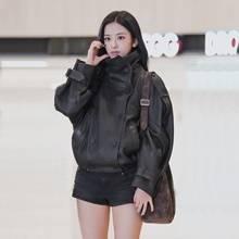 [패션엔 포토] 아이브 안유진, 쇼츠와 환상궁합! 가을 대세 하이넥 가죽 재킷 도쿄 출국