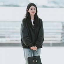 [패션엔 포토] 박규영, 요즘 대세 블루종 가죽! 레더 재킷으로 끝낸 간절기룩 밀라노 출국룩