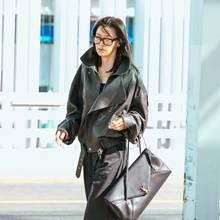 [패션엔 포토] 전지현, 살이 쏙 빠졌네! 하이넥 가죽 재킷 걸크러시 레더룩 파리 출국길 