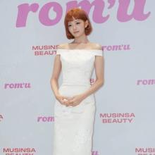 [패션엔 포토] 아이브 레이, 금발의 인형인줄! 단발 헤어 찰떡 로맨틱 오프숄더 롱 드레스룩 