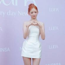 [패션엔 포토] 아이브 레이, 잘록 허리 라인 성수동 올킬! 인형미 뽐낸 화이트 리틀 드레스룩