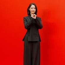 [패션엔 포토] 소녀시대 윤아, 성수동에 뜬 꽃사슴 요정! 시크한 블랙 테일러드 슈트핏