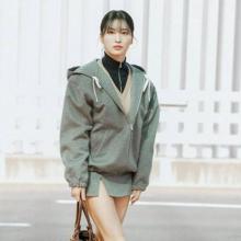 [패션엔 포토] 트와이스 모모, 짧아도 너무 짧아! 옆트임에 초미니 아찔 각선미 파리 출국 프레피룩