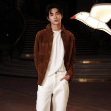 코르티스 건호, 스웨이드 재킷만 걸쳐도 훈훈! 브라운과 화이트 꿀조화 훈훈한 남친룩
