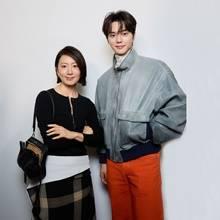 김희애-송강, 파리에서 특급만남! 로에베 패션쇼 강타한 선후배 다정한 투샷