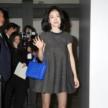 [패션엔 포토] 신예은, 성수동이 발칵! 초미니 인형 실루엣 A라인 헤링본 원피스룩