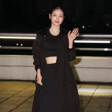 [패션엔 포토] 신예은, 요즘 새벽 공기 쌀쌀! 롱 후드 트렌치코트에 반전 크롭 톱 힙한 출국룩