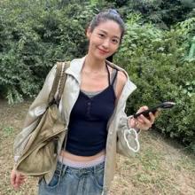 설현, 가녀린 허리 드러낸 로우라이즈 노출! 힙한 걸크러시 레이어드 외출 데일리룩