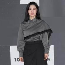 [패션엔 포토] 김현주, 망또를 걸친 듯! 한끗 다른 우아한 케이프 투피스 시사회룩