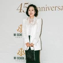 [패션엔 포토] '은막의 여왕' 이보희, 오랜만의 패션쇼 나들이! 우아한 레이스 투피스룩