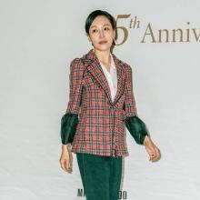 [패션엔 포토] 진경, 클래식 품격 제대로! 강렬한 레드 체크와 딥그린 팬츠 개성 폭발 나들이룩