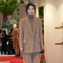[패션엔 포토] 원지안, 가을 멋녀의 슈트 완성! 터틀넥에 오버핏 재킷 톤온톤 슈트룩
