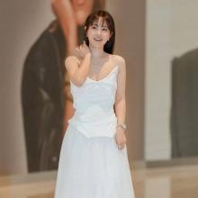 [패션엔 포토] 박보영, 우아한 백조 같은! 잠실에 내려앉은 화이트 오프숄더 드레스룩 