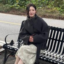 정채연, 고즈넉 가을 속 단아미! 차콜 하이넥 코트와 자카드 스커트 청순 데일리룩