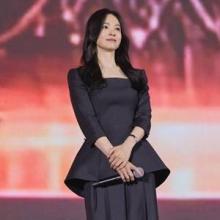 [그 옷 어디꺼] 송혜교, 가을 단아미의 절정! 상암을 우아하게 물들인 페플럼 슈트룩 어디꺼?