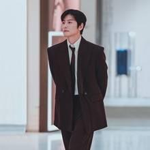 [패션엔 포토] 지창욱, 여의도 백화점이 들썩! 가을 향기 타고 온 버건디 슈트핏