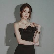 [패션엔 포토] 아이브 장원영, 뭉게구름을 입었네! 요정같은 오프숄더 러플 드레스룩